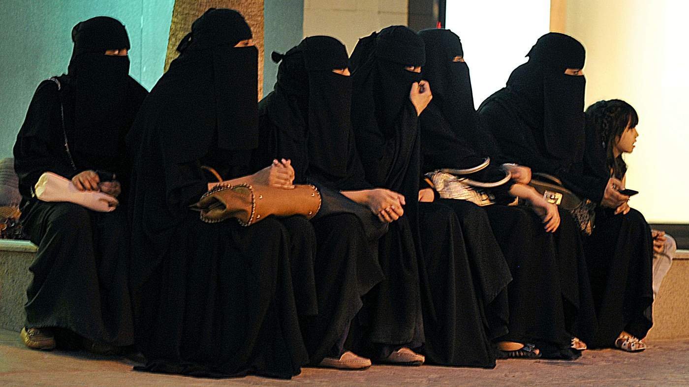 landscape saudi women wait for their drivers outside a shopping mall in riyadh on september 26 2011 a d mr - سنت حقوقی مسلمانان و چالش برابری جنسیتی